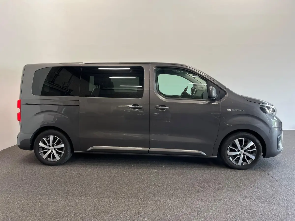Verso L2 Extra Range Luxury 75 kWh 8p Personen bus Panorama dak Lederen bekleding Voorstoelen Climate Control Apple Carplay Android Auto Parkeer sensoren Cruise Control Bumpers in kleur