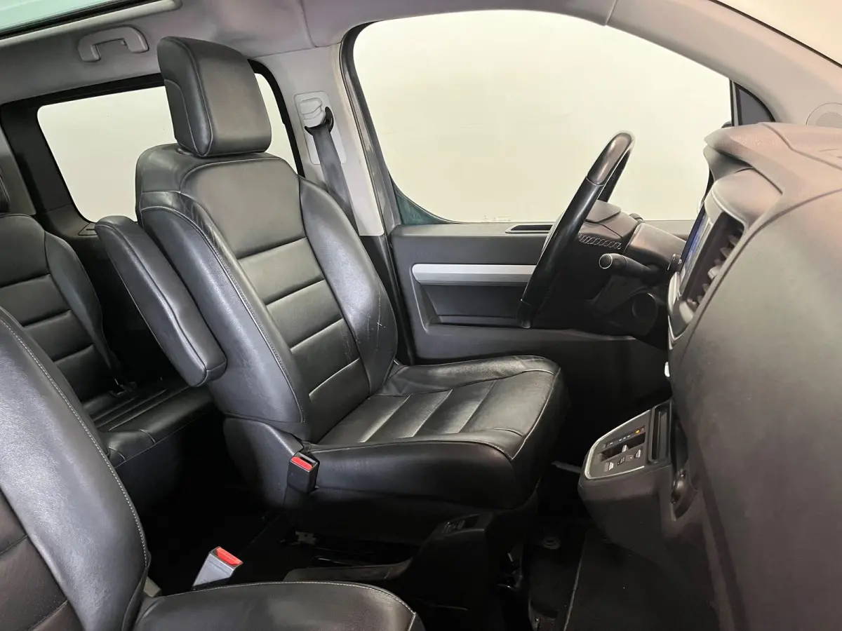 Verso L2 Extra Range Luxury 75 kWh 8p Personen bus Panorama dak Lederen bekleding Voorstoelen Climate Control Apple Carplay Android Auto Parkeer sensoren Cruise Control Bumpers in kleur