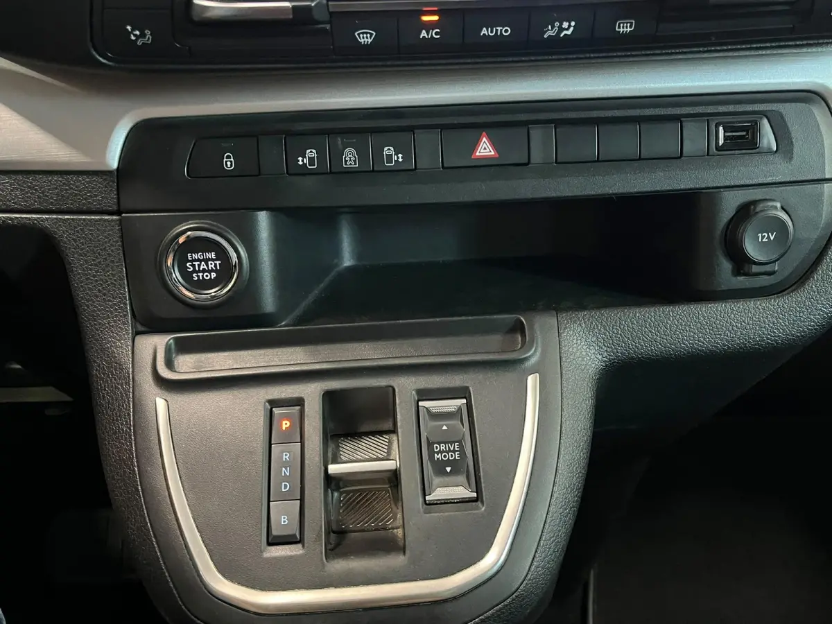Verso L2 Extra Range Luxury 75 kWh 8p Personen bus Panorama dak Lederen bekleding Voorstoelen Climate Control Apple Carplay Android Auto Parkeer sensoren Cruise Control Bumpers in kleur