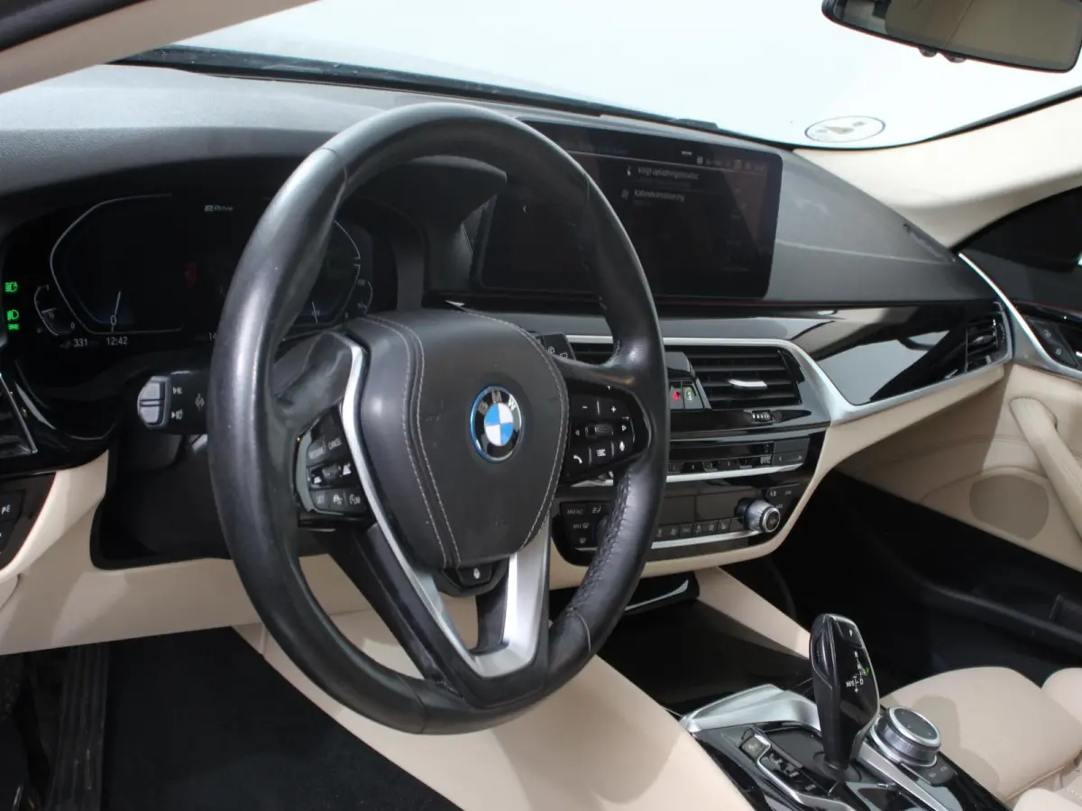 530e Executive Cimate control Adaptieve cruise control Navigatie Apple Carplay/ Android Auto Parkeersensoren Camera Lichtmetalen velgen Led