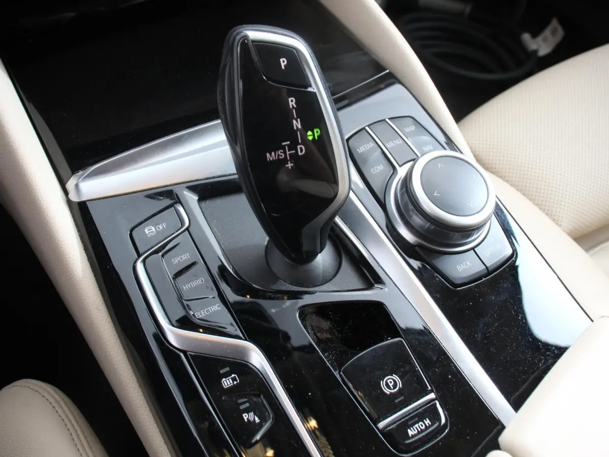 530e Executive Cimate control Adaptieve cruise control Navigatie Apple Carplay/ Android Auto Parkeersensoren Camera Lichtmetalen velgen Led