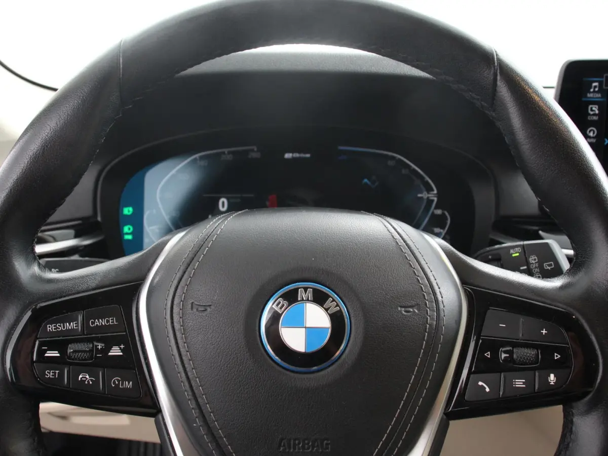 530e Executive Cimate control Adaptieve cruise control Navigatie Apple Carplay/ Android Auto Parkeersensoren Camera Lichtmetalen velgen Led