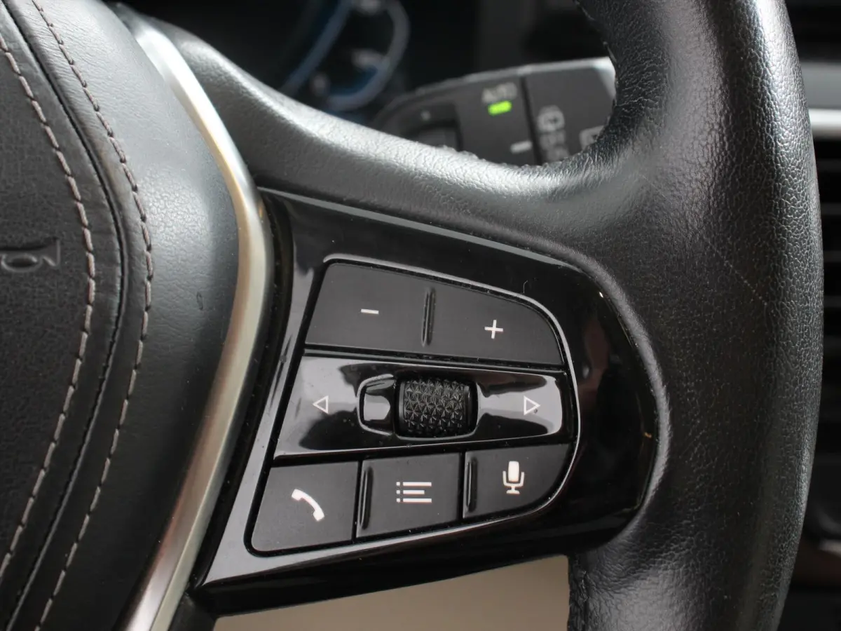 530e Executive Cimate control Adaptieve cruise control Navigatie Apple Carplay/ Android Auto Parkeersensoren Camera Lichtmetalen velgen Led
