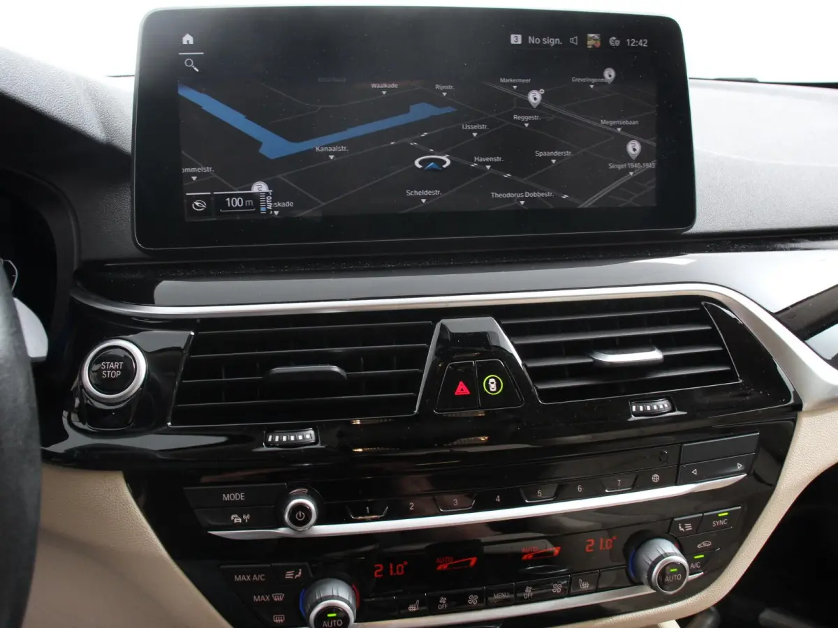 530e Executive Cimate control Adaptieve cruise control Navigatie Apple Carplay/ Android Auto Parkeersensoren Camera Lichtmetalen velgen Led