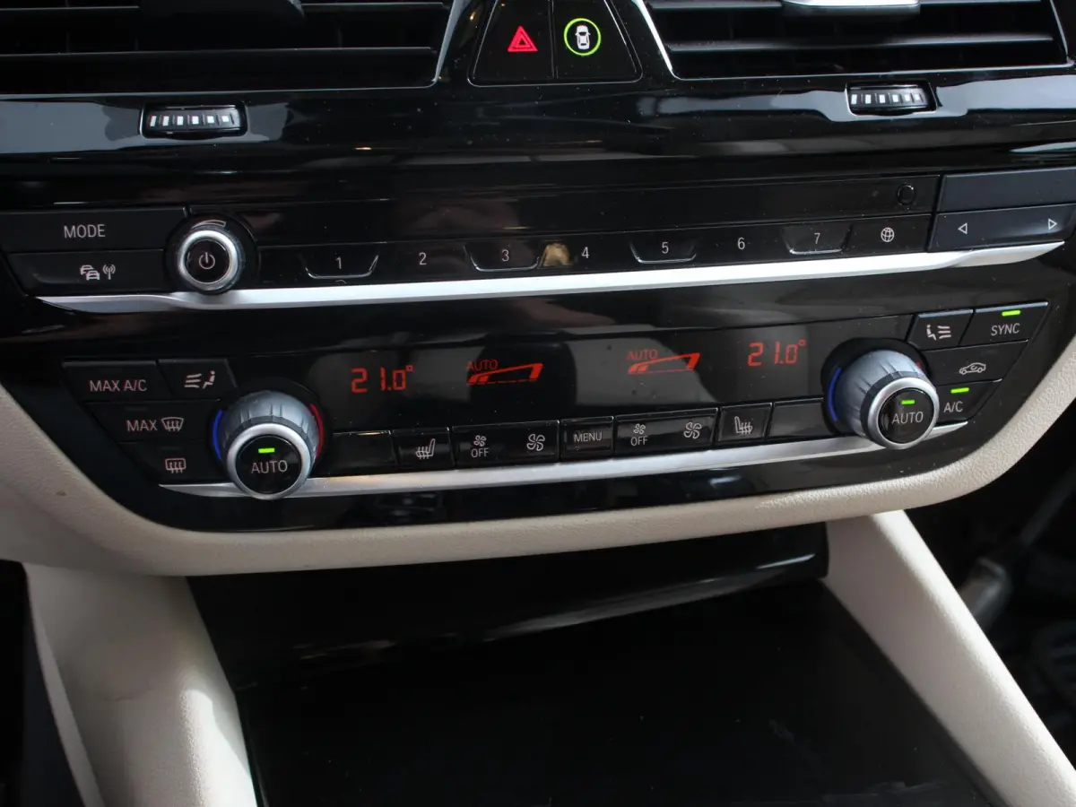 530e Executive Cimate control Adaptieve cruise control Navigatie Apple Carplay/ Android Auto Parkeersensoren Camera Lichtmetalen velgen Led