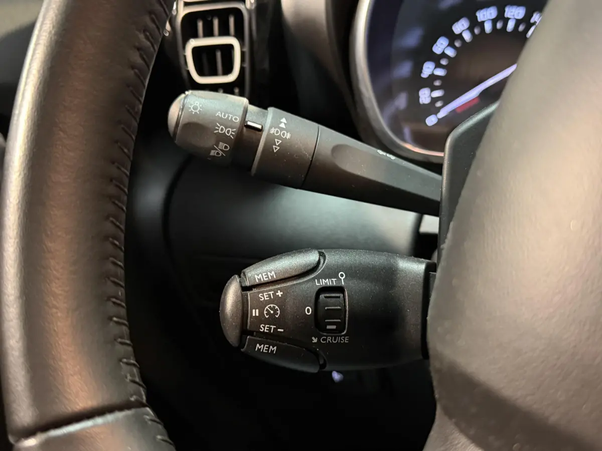 1.2 PureTech S&S Feel 16"/Navigatie/Climate/PDC/DAB/Apple Carplay & Android Auto