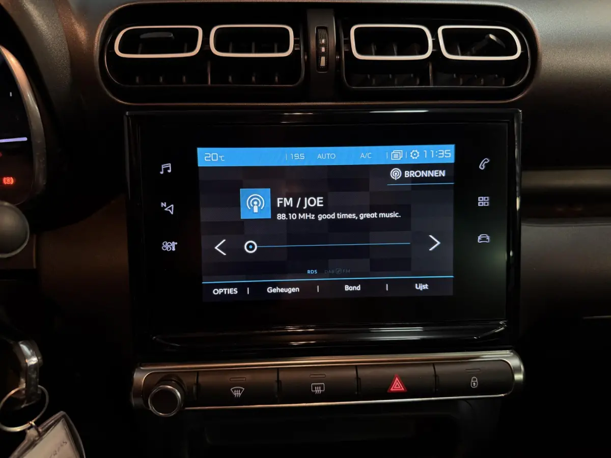 1.2 PureTech S&S Feel 16"/Navigatie/Climate/PDC/DAB/Apple Carplay & Android Auto
