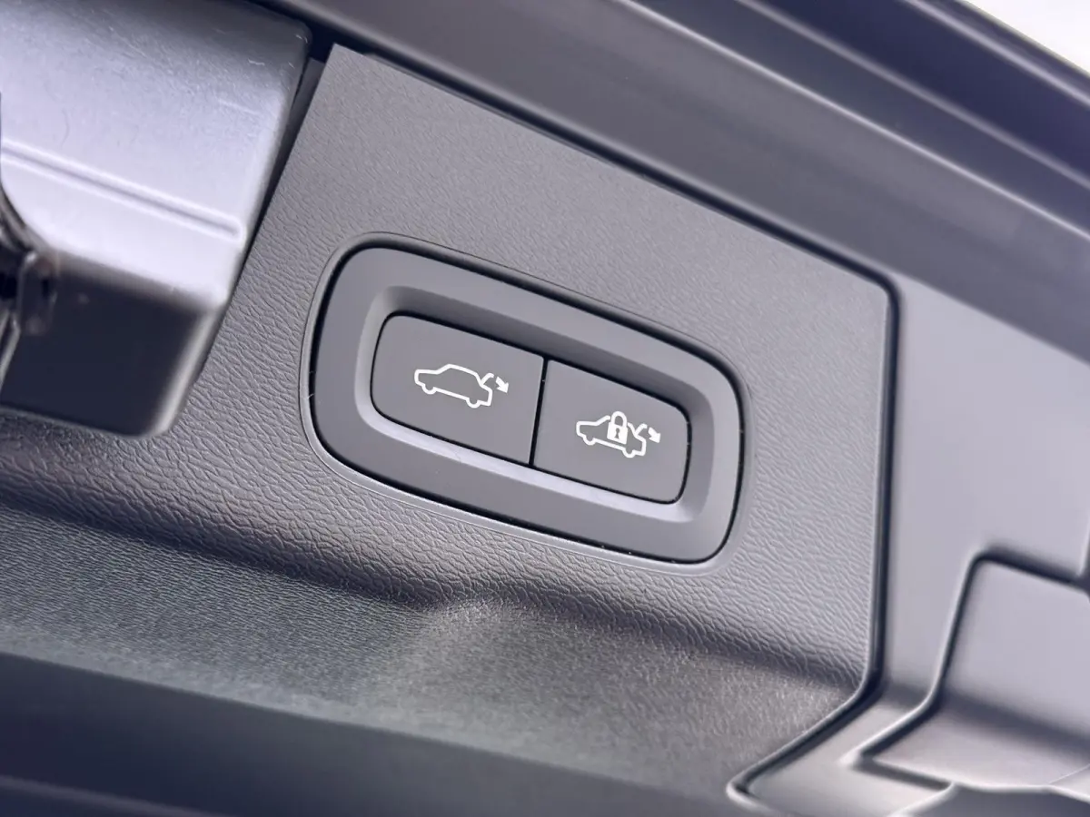 2.0 T8 Plug-in hybrid AWD Ultra Dark VAN:49.900,- VOOR:46.877,- UW HERFSTVOORDEEL:3.023,- T8 12 MND. BOVAG GARANTIE | HEAD UP | PANORAMA DAK | ACHTERUITRIJ CAMERA | BOWERS & WILKINS | MEM. S
