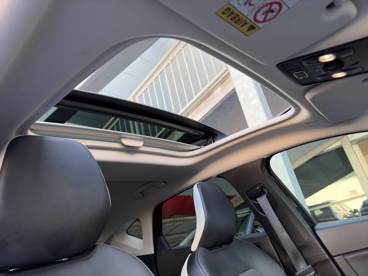 1.0 TCe 90 Intens | Panorama schuifdak | Camera | Half leder | Climate controle | Navigatie | Carplay | Parkeersensoren voor en achter | Keyless entry