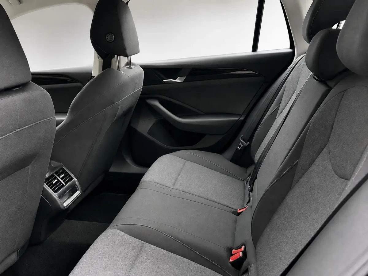 1.5 eTSI Business Navigatie Apple Carplay Android Auto Camera Parkeerhulp Adaptive Cruise Control Stoel- en stuurverwarming  Virtual Cockpit Climate Control Lichtmetalen velgen