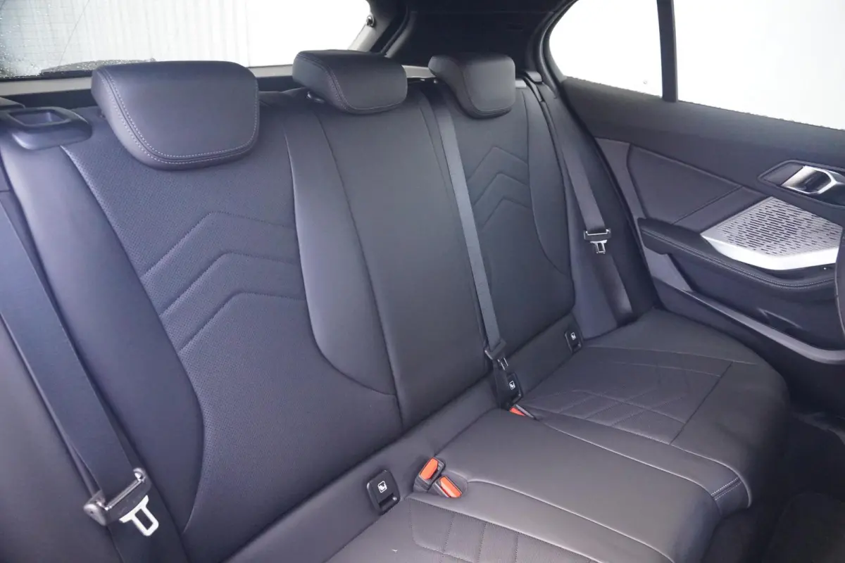 5-deurs 120 | M Sportpakket | Achteruitrijcamera | Driving Assistant | Stoel & Stuurverwarming