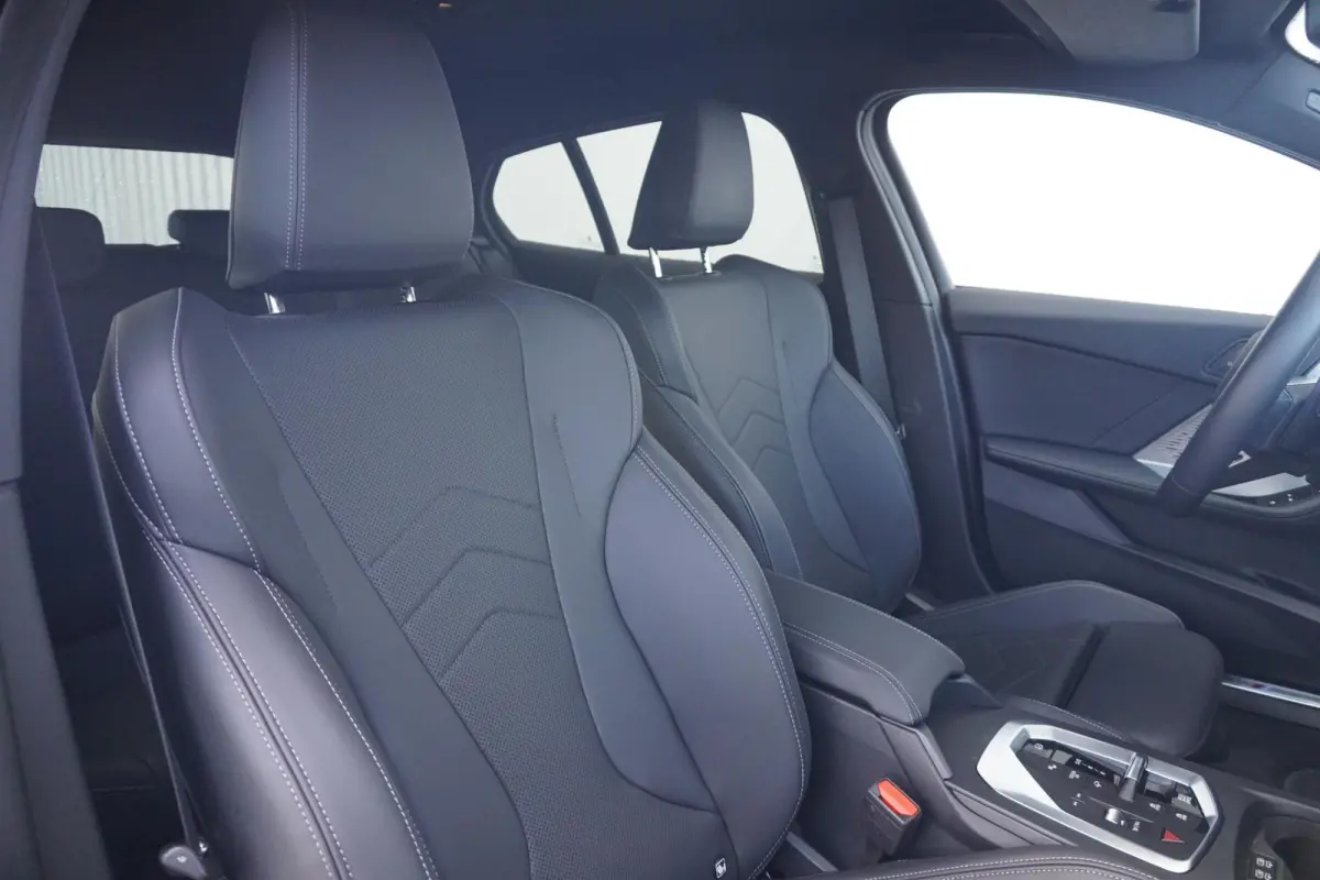 5-deurs 120 | M Sportpakket | Achteruitrijcamera | Driving Assistant | Stoel & Stuurverwarming