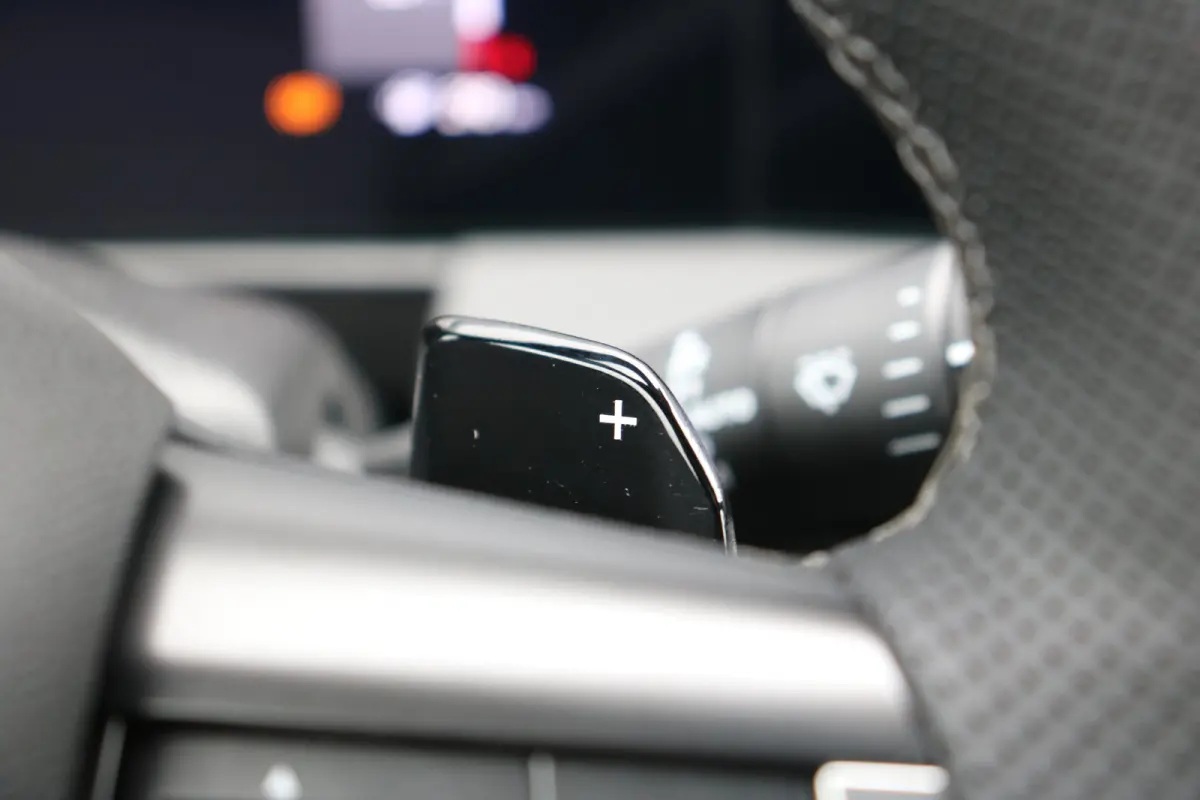 58 kWh Ultimate | Camera | Cruise control adaptief | Navi | Voorstoelen verwarmd | Stuurwiel verwarmd |