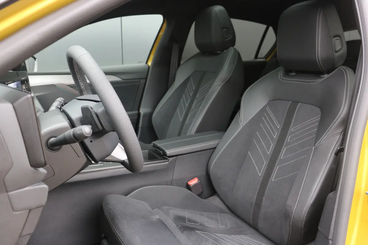 58 kWh Ultimate | Camera | Cruise control adaptief | Navi | Voorstoelen verwarmd | Stuurwiel verwarmd |