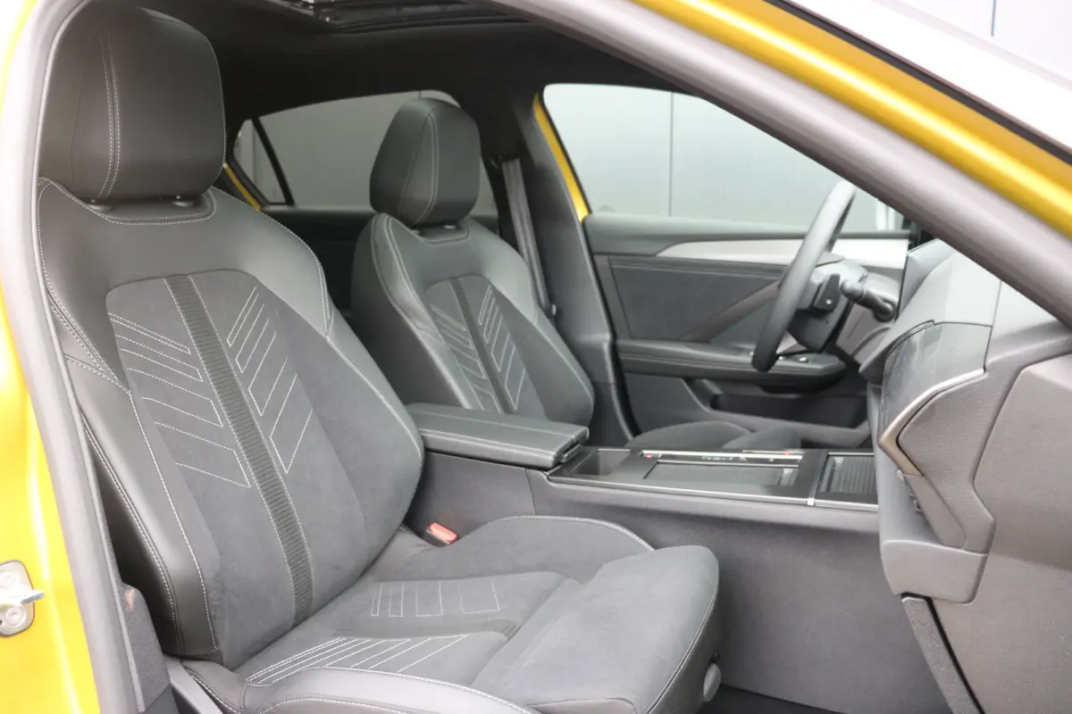 58 kWh Ultimate | Camera | Cruise control adaptief | Navi | Voorstoelen verwarmd | Stuurwiel verwarmd |