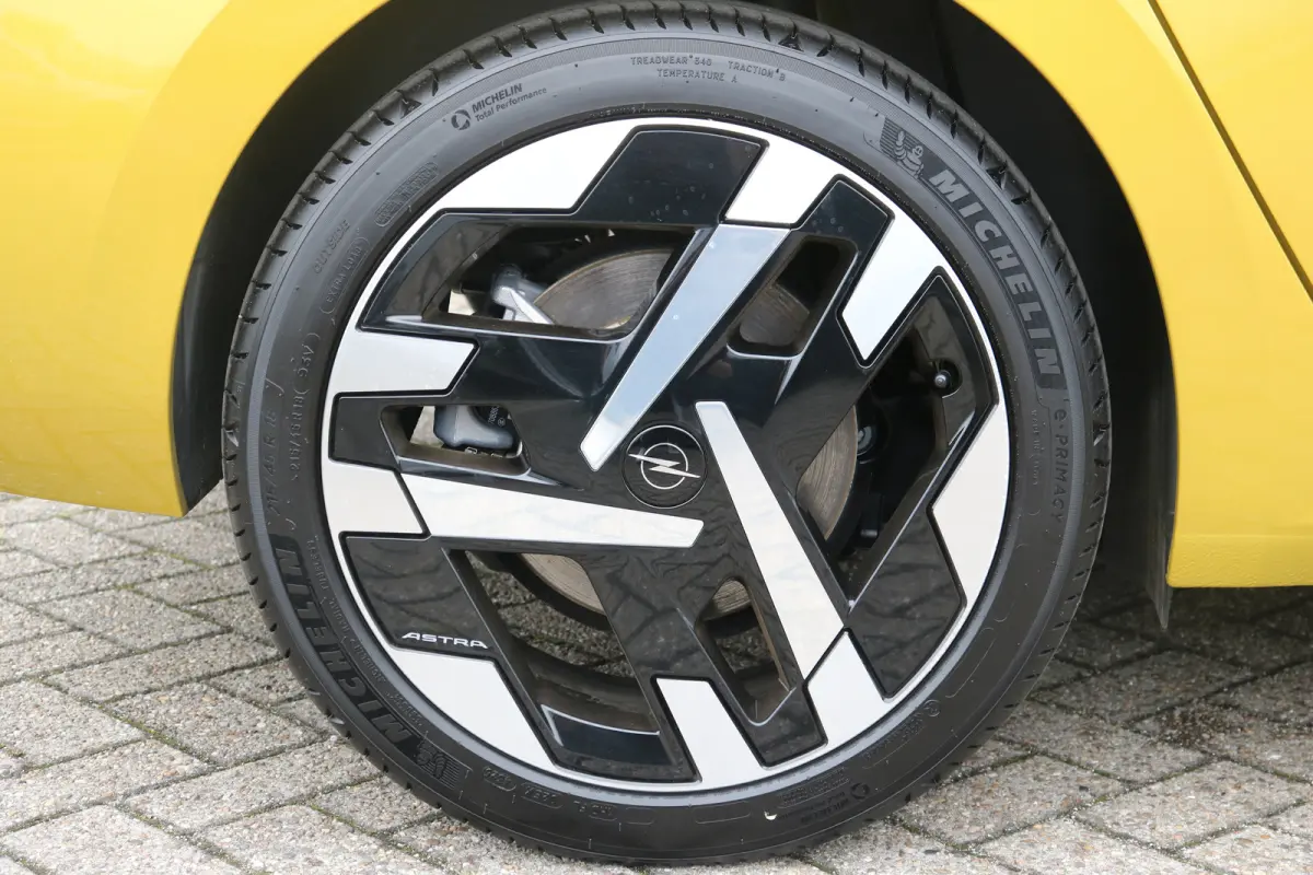 58 kWh Ultimate | Camera | Cruise control adaptief | Navi | Voorstoelen verwarmd | Stuurwiel verwarmd |