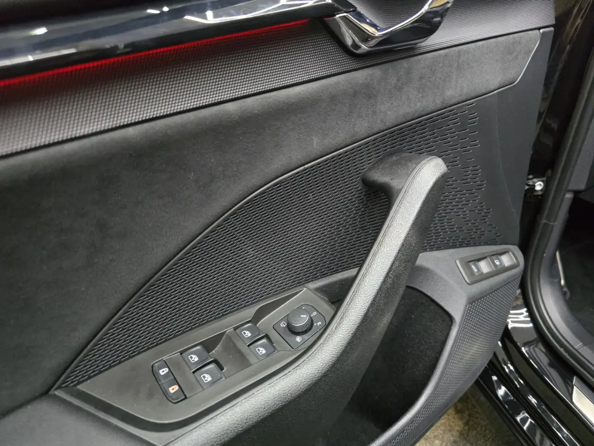 RS 1.4 TSI iV PHEV RS + HuD Pano Camera Navi Mem 19"LM