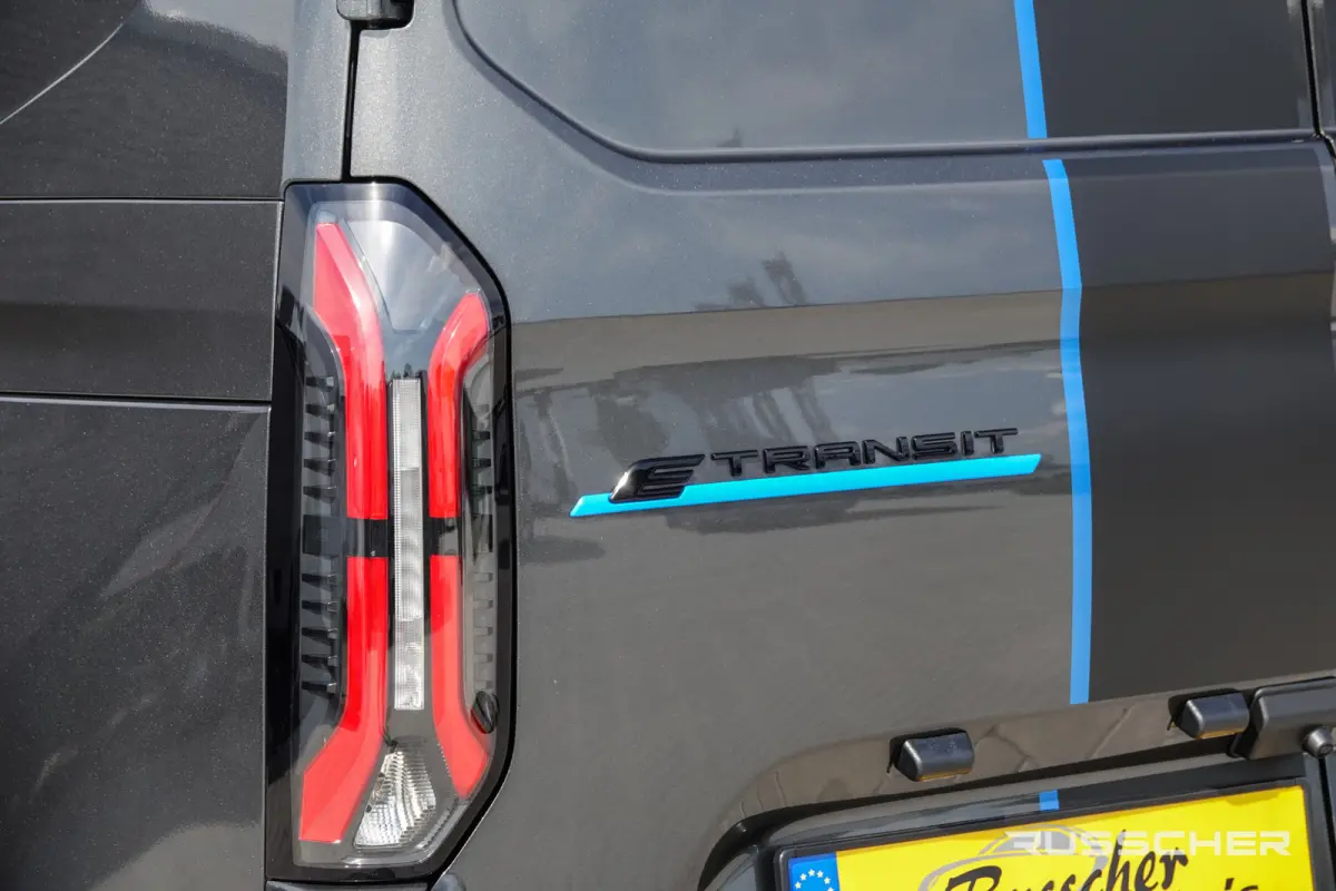 E-Transit L2H1 218Pk Aut. | | Nieuwe 71kWh Accu | 5-Persoons | Elektrisch | Sport 320 | 360° Camera | 19''