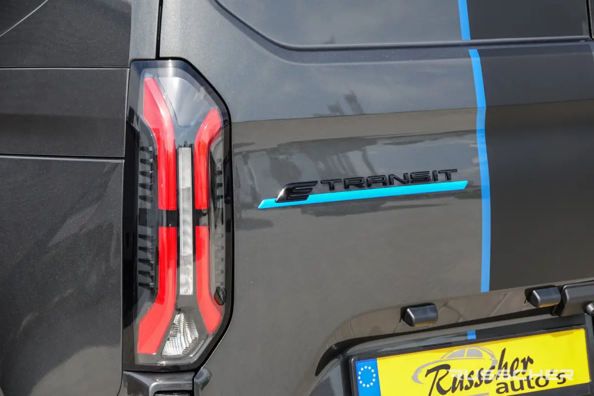 E-Transit L2H1 218Pk Aut. | | Nieuwe 71kWh Accu | 5-Persoons | Elektrisch | Sport 320 | 360° Camera | 19''