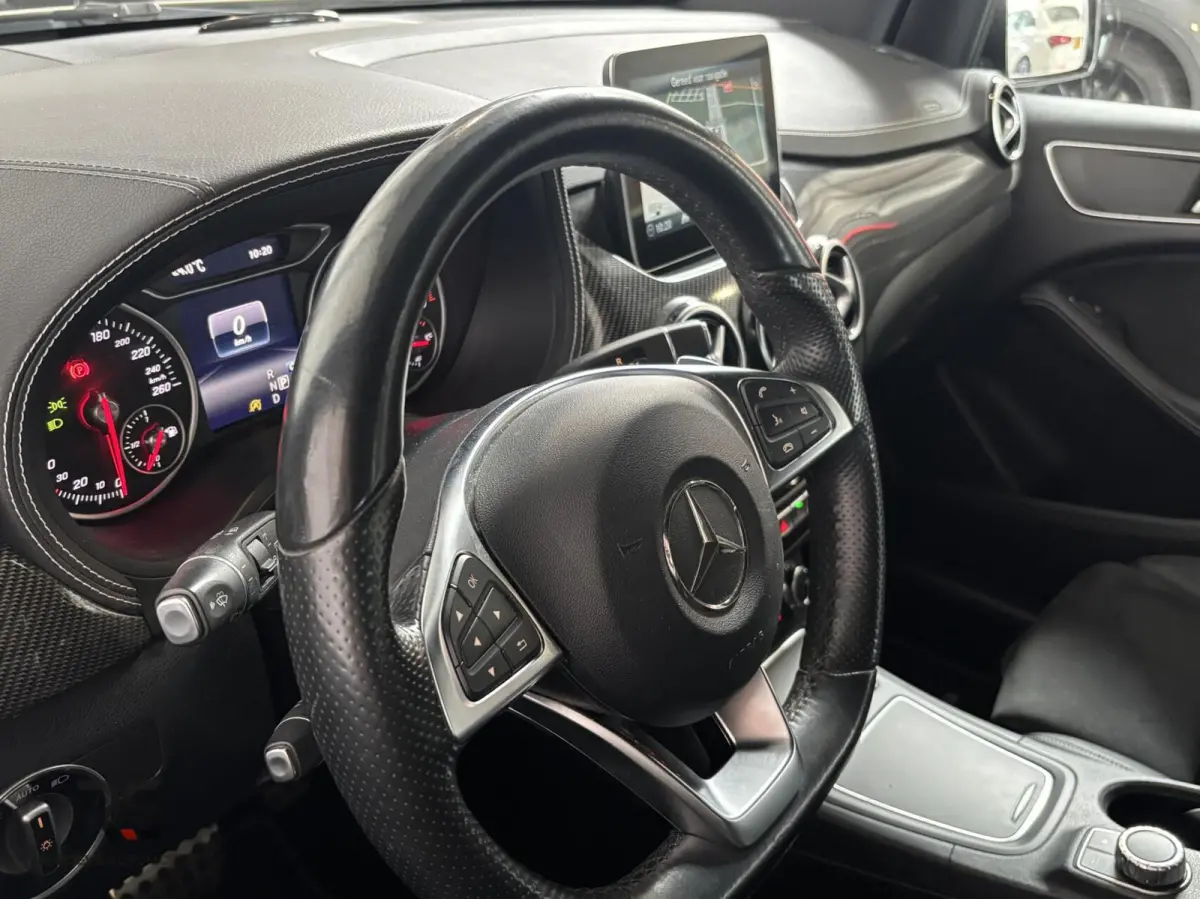 200 Prestige AMG-Line | Navi | LED | Cruise | Clima | PDC | Alcantara | Stoelverw | Trekh | 18" |