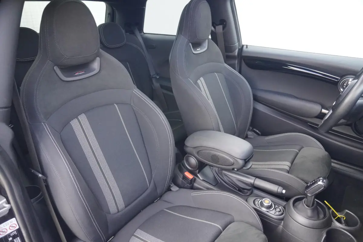 Cooper | John Cooper Works Uitvoering | Harman Kardon | Panoramadak | Comfort Access | Sportstoelen | Cruise Control