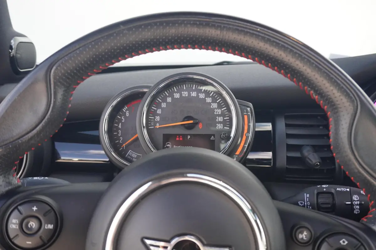 Cooper | John Cooper Works Uitvoering | Harman Kardon | Panoramadak | Comfort Access | Sportstoelen | Cruise Control