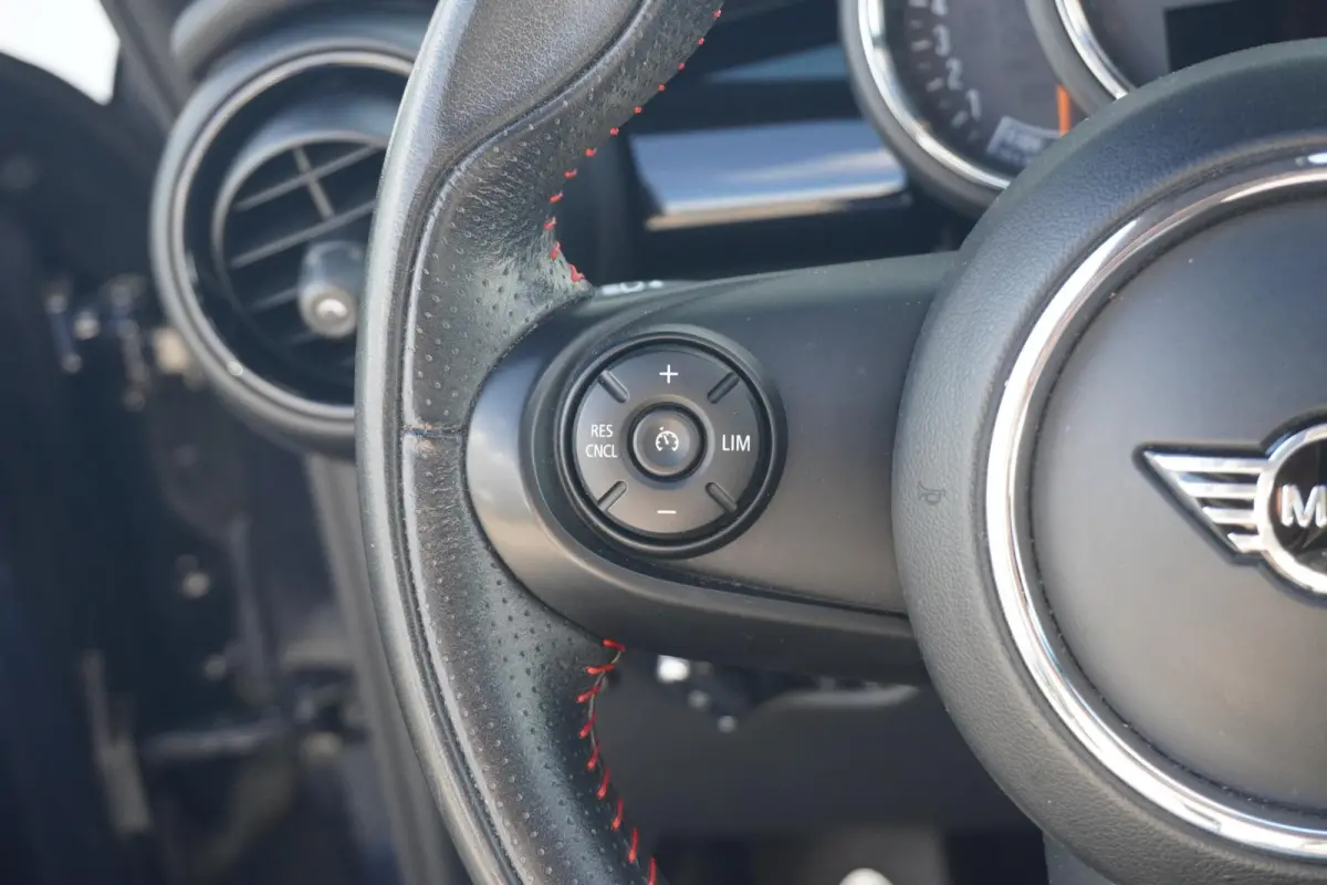 Cooper | John Cooper Works Uitvoering | Harman Kardon | Panoramadak | Comfort Access | Sportstoelen | Cruise Control