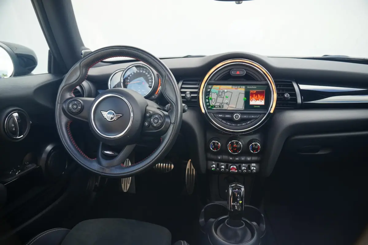 Cooper | John Cooper Works Uitvoering | Harman Kardon | Panoramadak | Comfort Access | Sportstoelen | Cruise Control