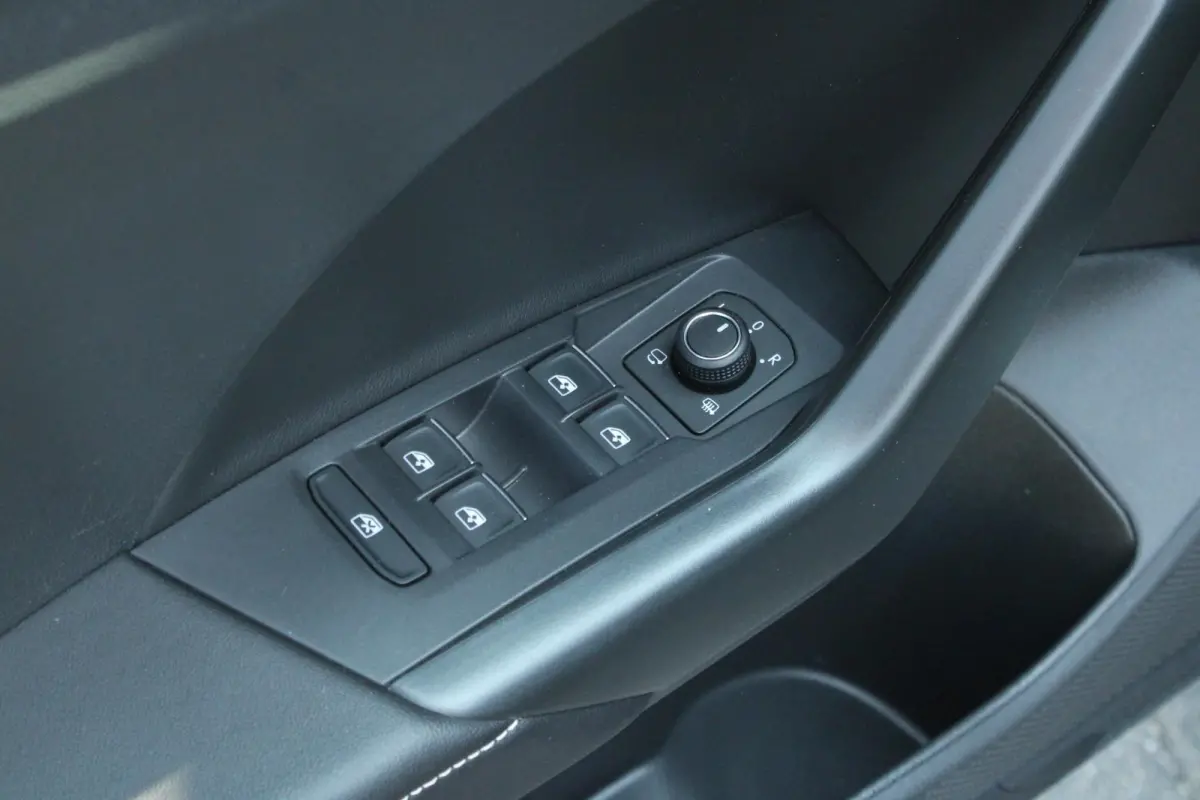 1.0 TSI 95pk Life "Goal" | Draadloos CarPlay Android Auto & opladen | Stoelverwarming