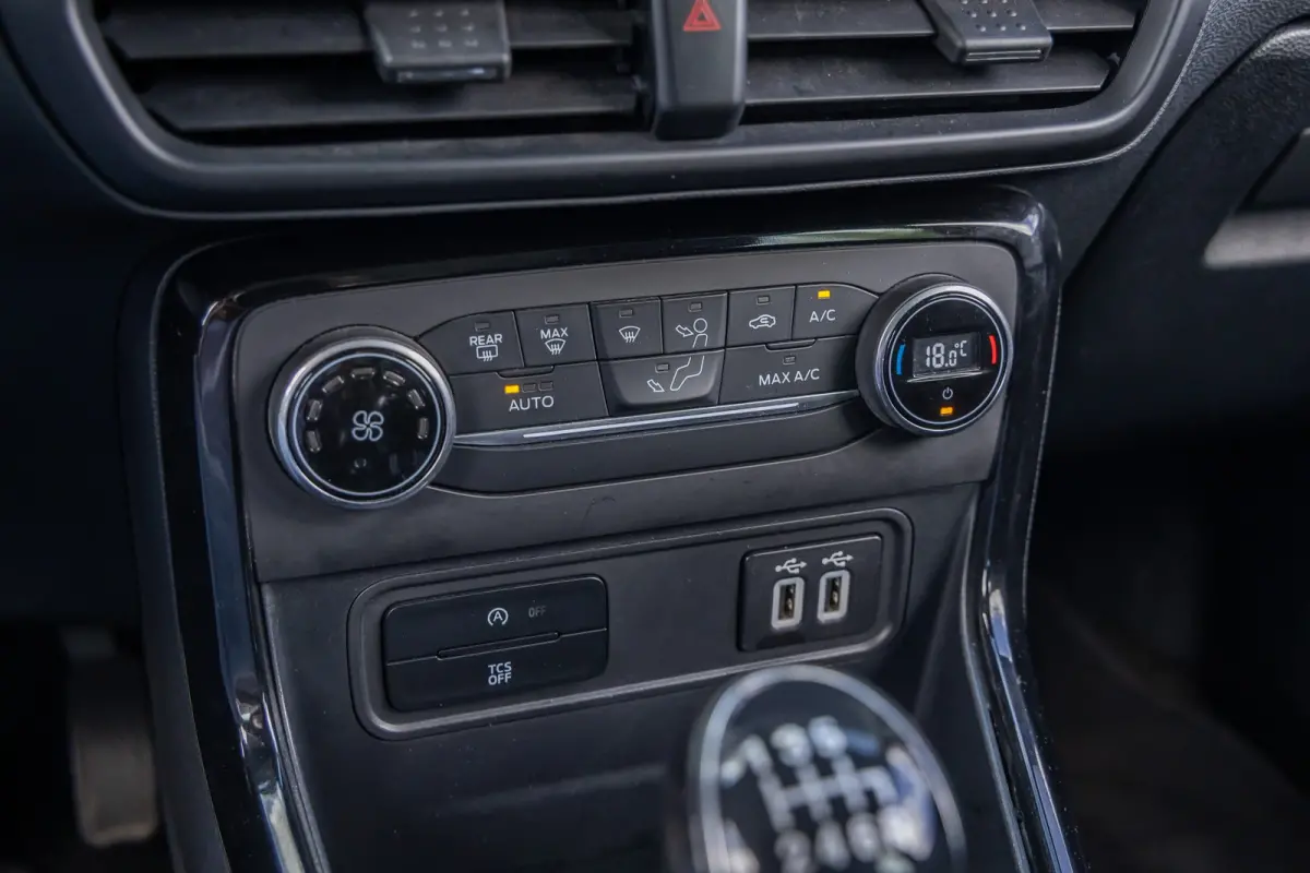 1.0 EcoBoost Titanium | All seazon banden | Trekhaak | Navigatie incl. bluetooth | Half leder | Apple carplay / andriod auto