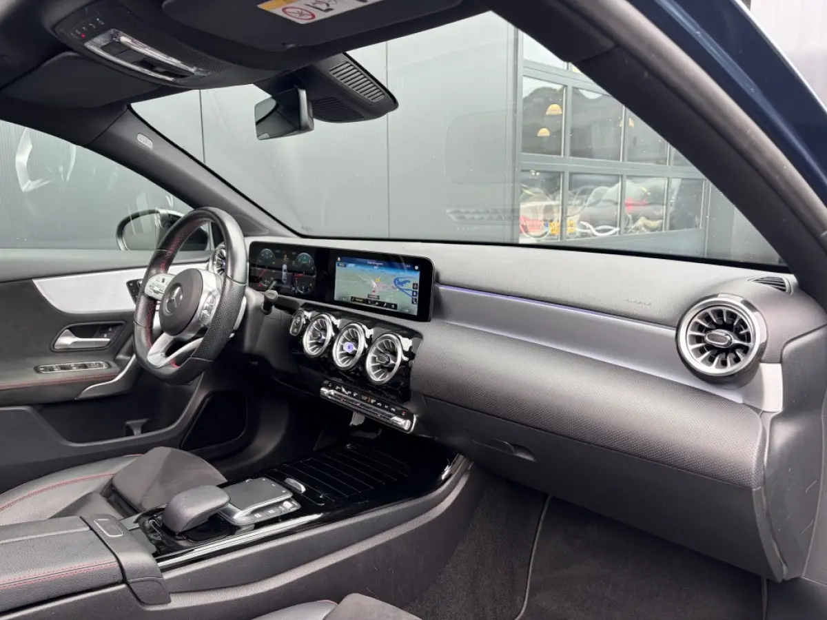 A 200 AMG Nightpakket Pano Leder Sfeerlicht Camera Memory NL-auto
