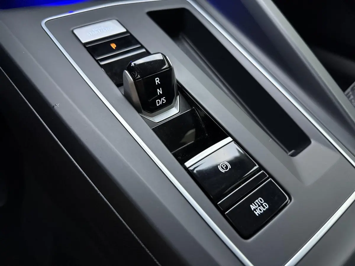 1.0 eTSI Life Business | Apple Carplay / Android Auto | Lichtmetalen Velgen | Adap. Cruise | Privacy Glass | Parkeersensoren |