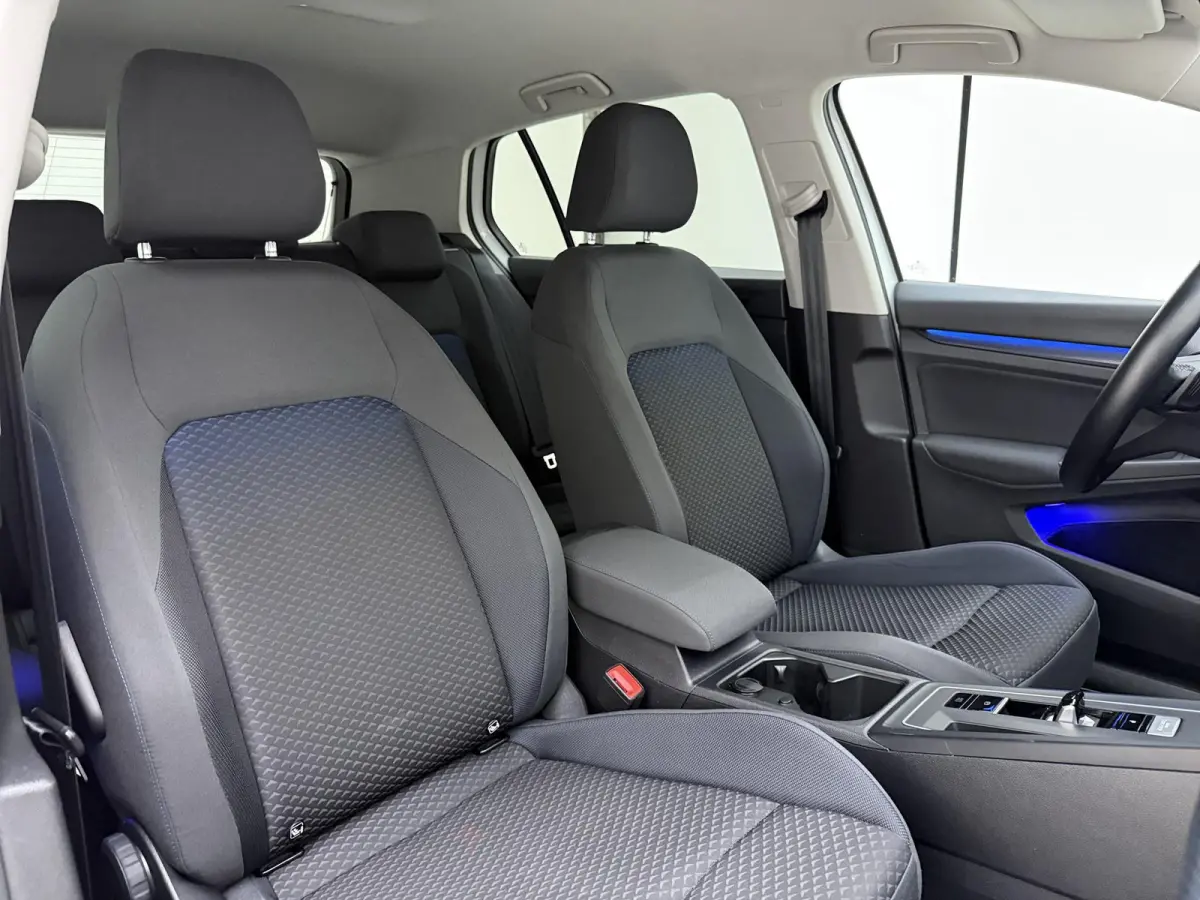 1.0 eTSI Life Business | Apple Carplay / Android Auto | Lichtmetalen Velgen | Adap. Cruise | Privacy Glass | Parkeersensoren |