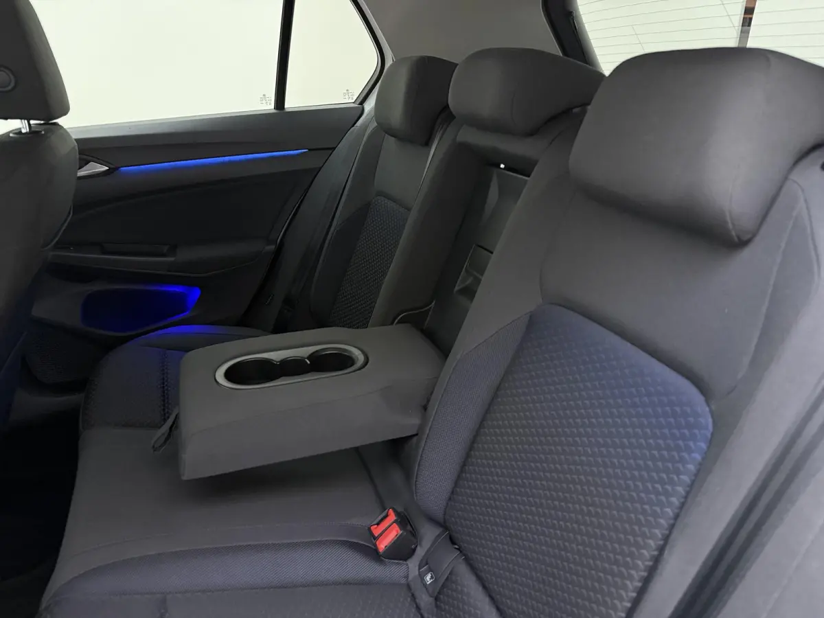1.0 eTSI Life Business | Apple Carplay / Android Auto | Lichtmetalen Velgen | Adap. Cruise | Privacy Glass | Parkeersensoren |