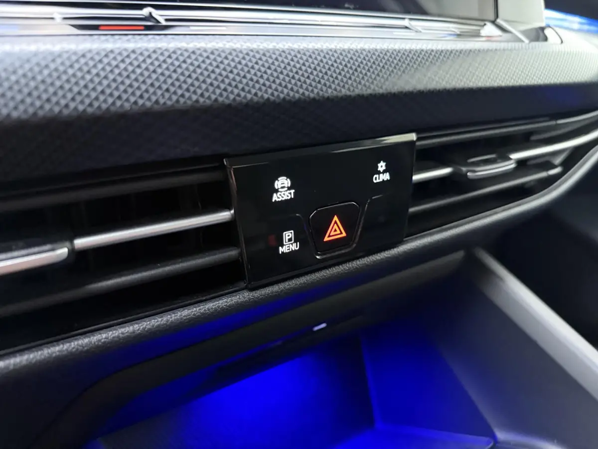 1.0 eTSI Life Business | Apple Carplay / Android Auto | Lichtmetalen Velgen | Adap. Cruise | Privacy Glass | Parkeersensoren |