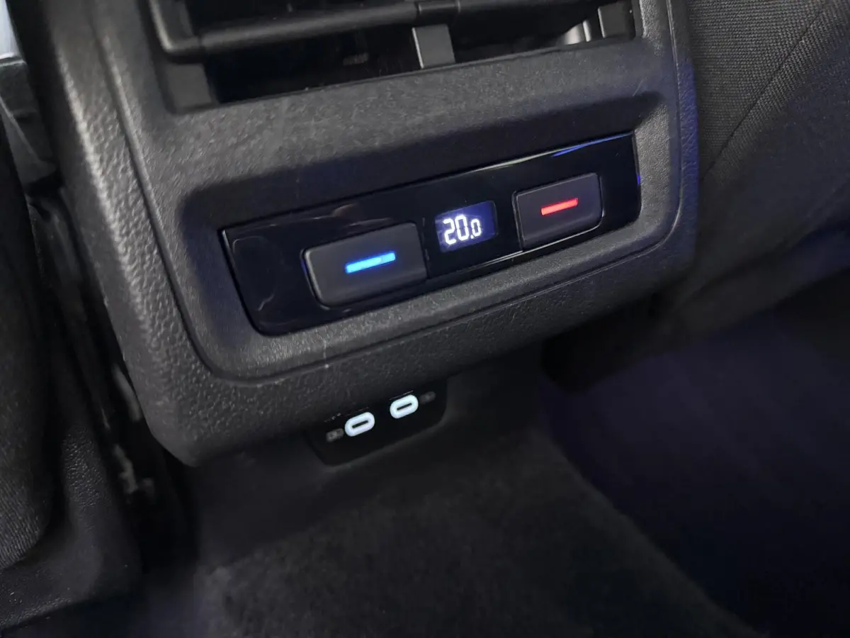 1.0 eTSI Life Business | Apple Carplay / Android Auto | Lichtmetalen Velgen | Adap. Cruise | Privacy Glass | Parkeersensoren |