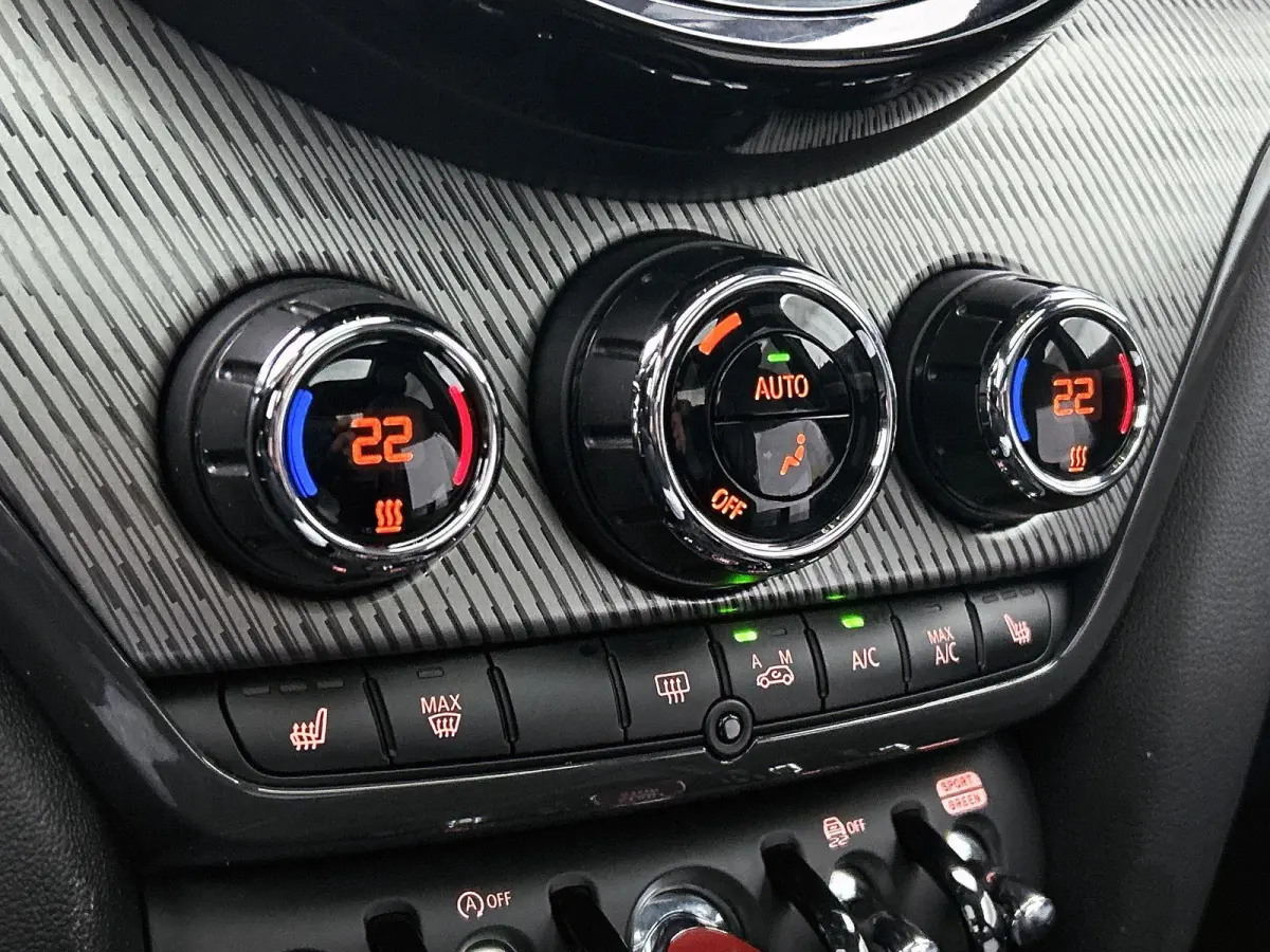 1.5 Cooper MINI Yours | PANORAMADAK | LEER | CAMERA | NAVIGATIE | STOEL-STUURWIELVERWARMING