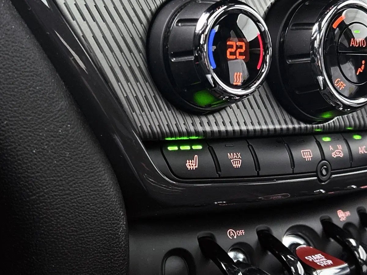 1.5 Cooper MINI Yours | PANORAMADAK | LEER | CAMERA | NAVIGATIE | STOEL-STUURWIELVERWARMING
