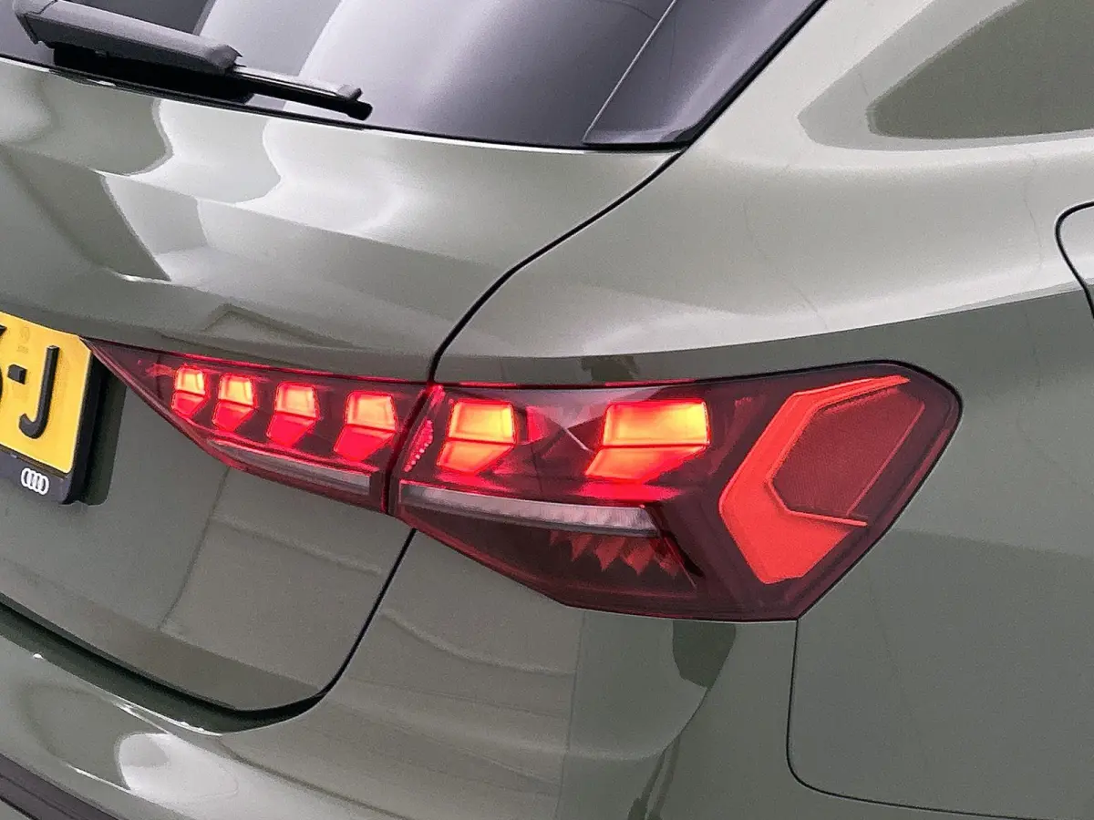 40 TFSI e Advanced edition 204 PK | Navigatie | Achteruitrijcamera | Stoelverwarming | Adaptive Cruise Control | Optiek Pakket Zwart | Privacy Glas | Ambient Licht Pakket |