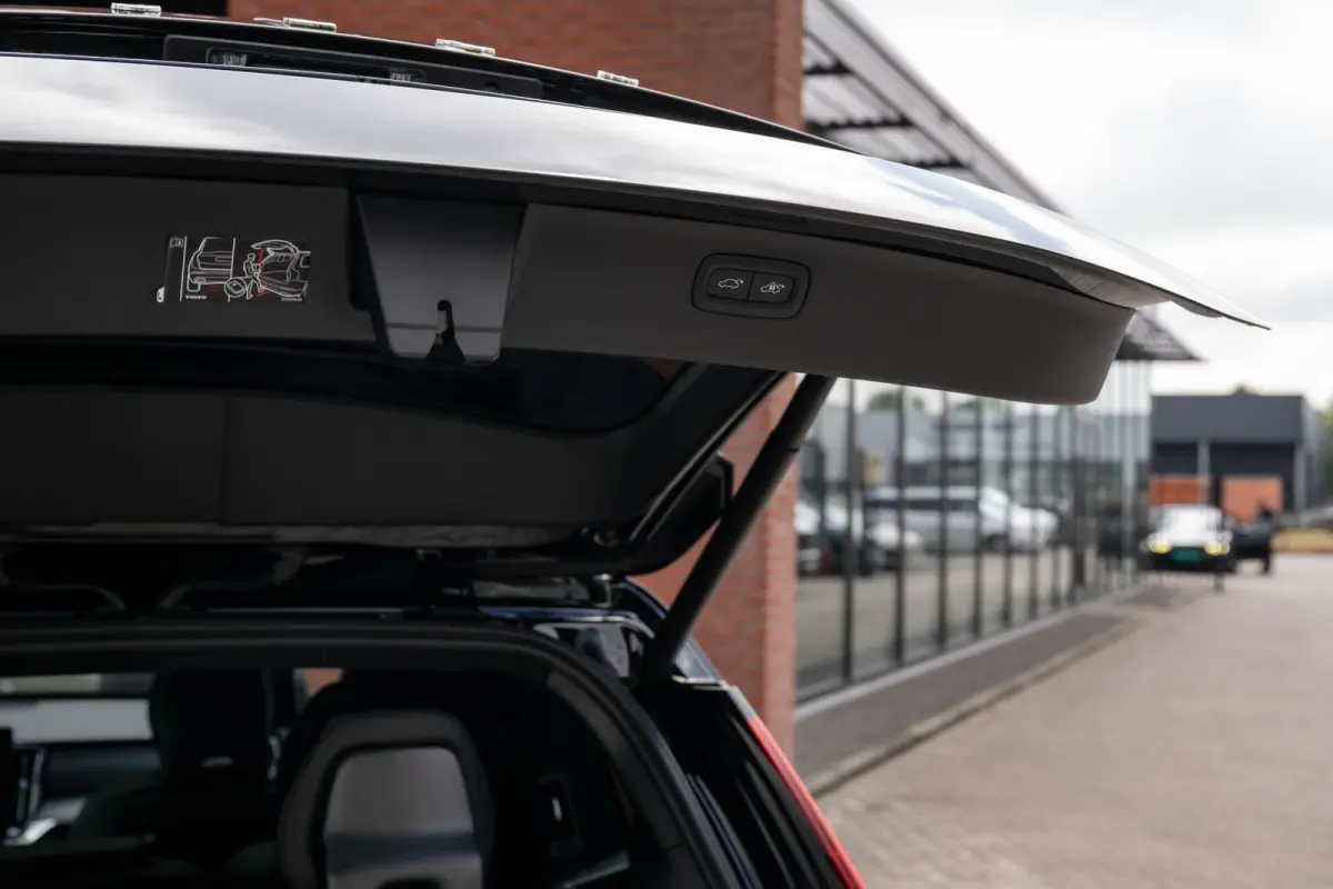 2.0 T8 Plug-in hybrid AWD Ultra Dark Alle Opties