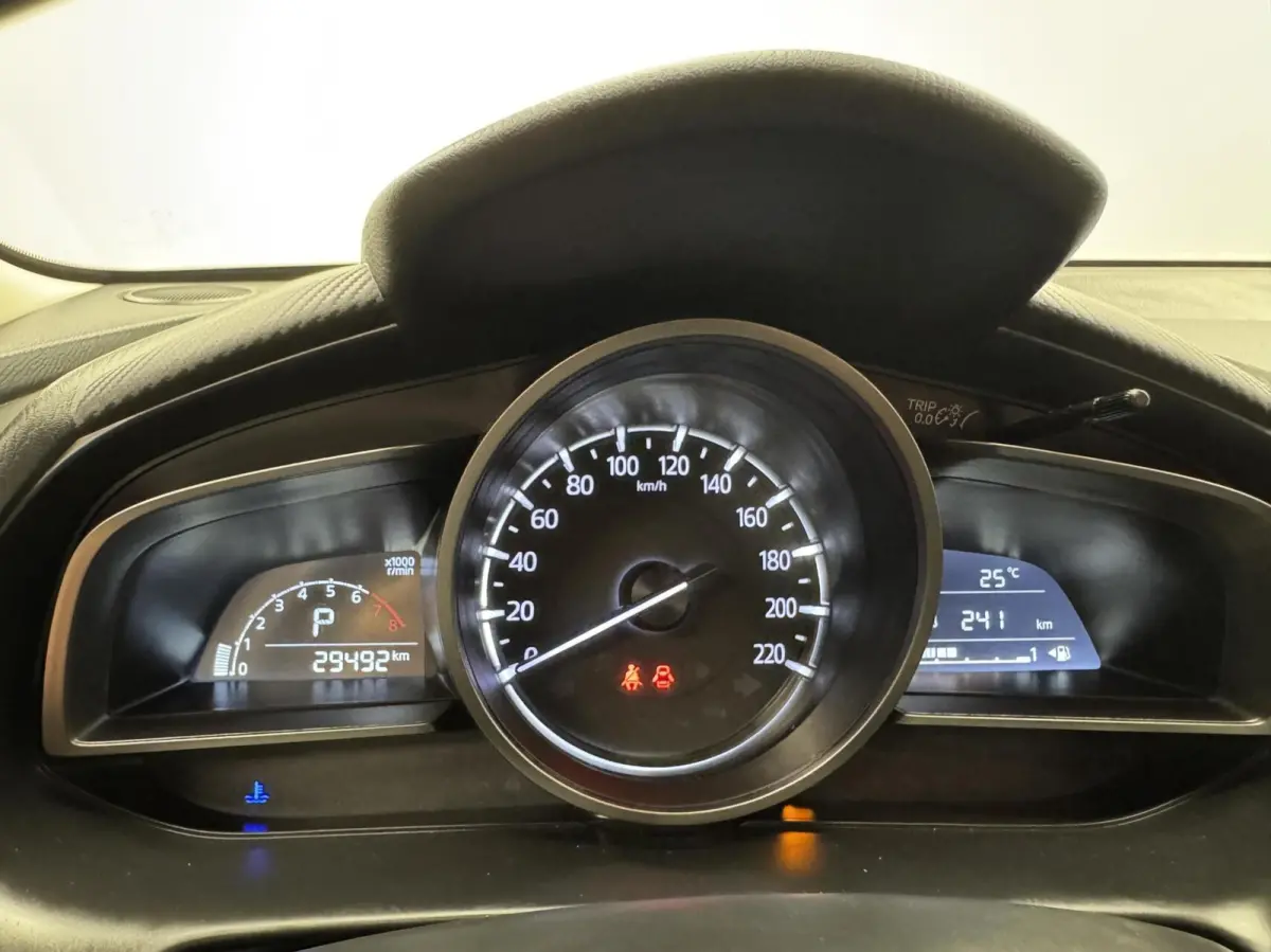 1.5i Skyactiv-G Automaat-Navigatie-Cr.contr-Clima-Carplay-Parkeersensoren-Stoelverwarming-LED-Lm15''velgen