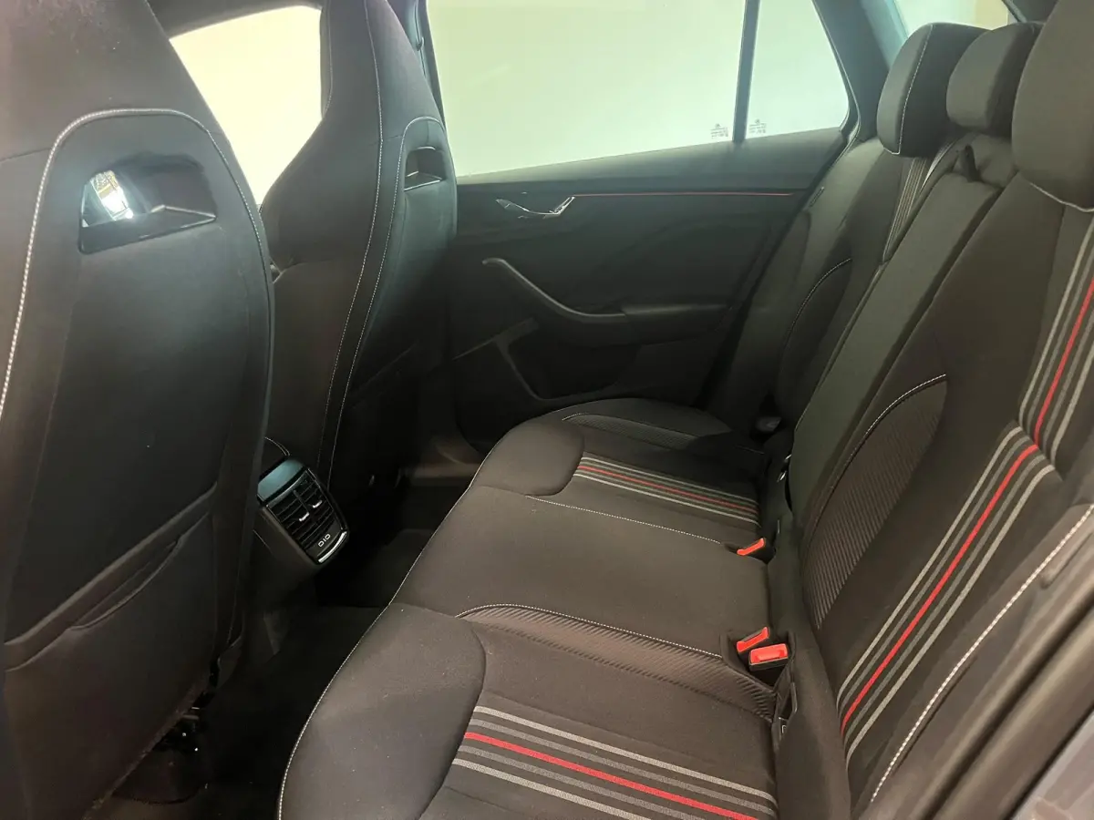 1.0 TSI Monte Carlo Panoramadak Wegklapbare trekhaak Navigatie Apple Carplay Android Auto Camera Parkeerhulp Adaptive Cruise Control Stoel- en stuurverwarming Virtual Cockpit Full Led Climat