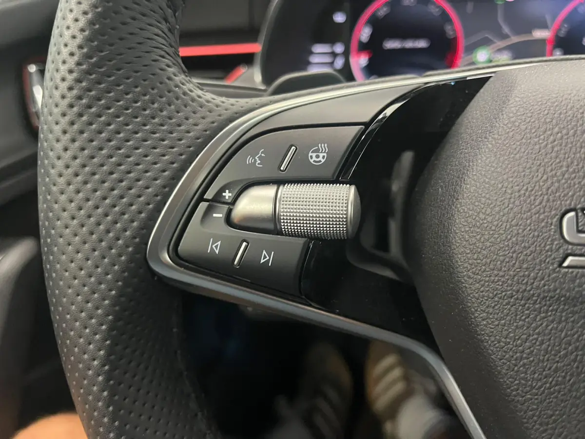 1.0 TSI Monte Carlo Panoramadak Wegklapbare trekhaak Navigatie Apple Carplay Android Auto Camera Parkeerhulp Adaptive Cruise Control Stoel- en stuurverwarming Virtual Cockpit Full Led Climat