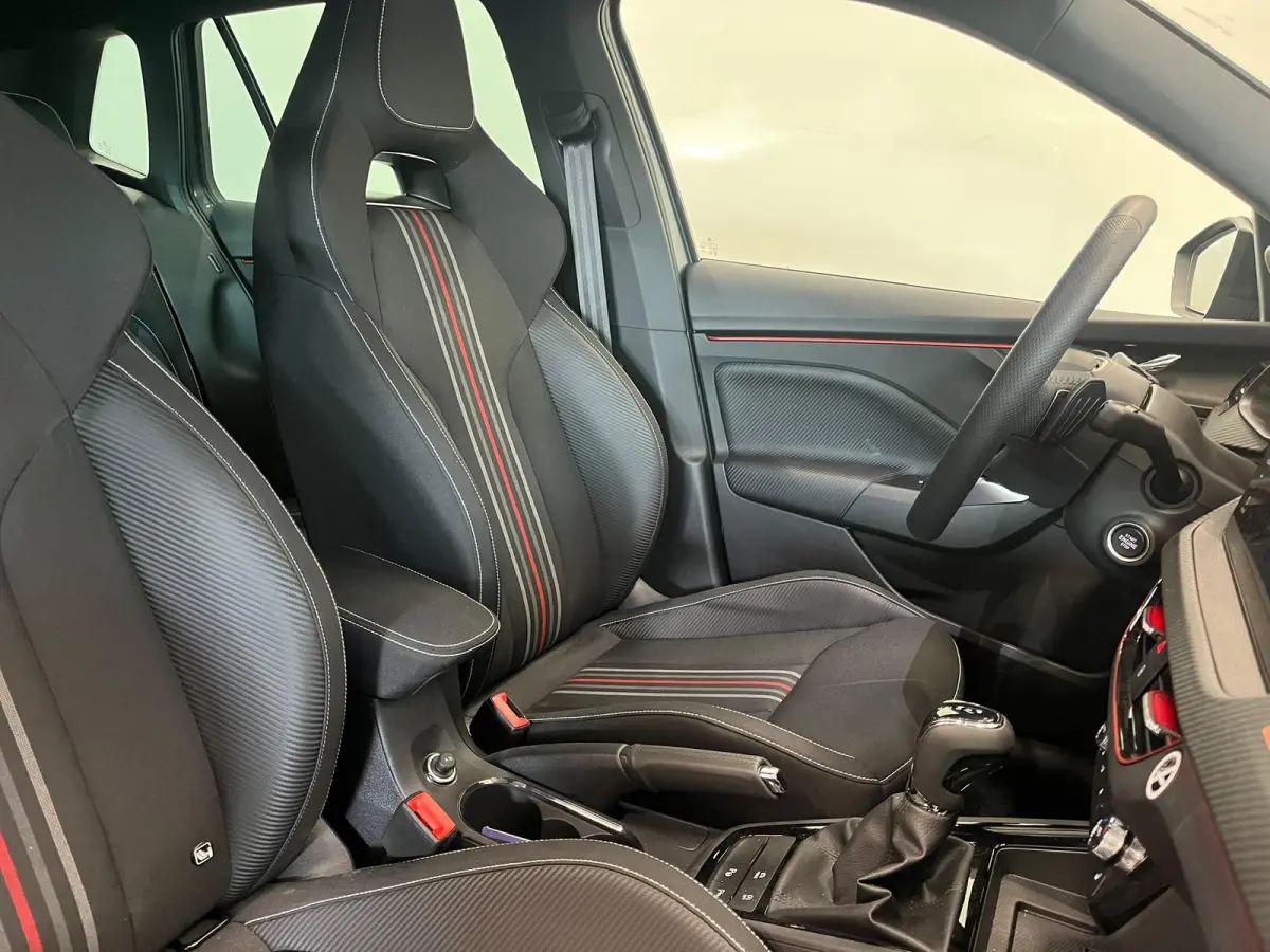 1.0 TSI Monte Carlo Panoramadak Wegklapbare trekhaak Navigatie Apple Carplay Android Auto Camera Parkeerhulp Adaptive Cruise Control Stoel- en stuurverwarming Virtual Cockpit Full Led Climat