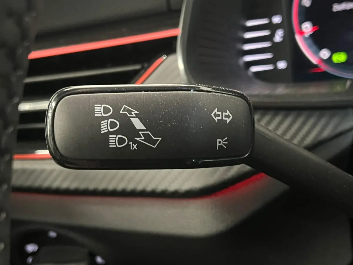 1.0 TSI Monte Carlo Panoramadak Wegklapbare trekhaak Navigatie Apple Carplay Android Auto Camera Parkeerhulp Adaptive Cruise Control Stoel- en stuurverwarming Virtual Cockpit Full Led Climat