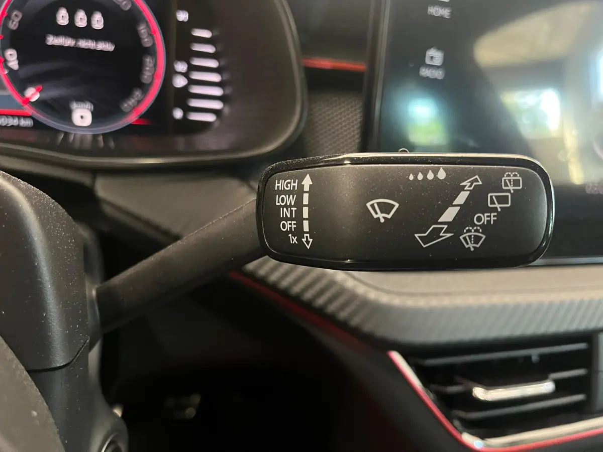 1.0 TSI Monte Carlo Panoramadak Wegklapbare trekhaak Navigatie Apple Carplay Android Auto Camera Parkeerhulp Adaptive Cruise Control Stoel- en stuurverwarming Virtual Cockpit Full Led Climat