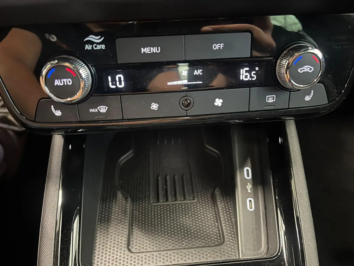 1.0 TSI Monte Carlo Panoramadak Wegklapbare trekhaak Navigatie Apple Carplay Android Auto Camera Parkeerhulp Adaptive Cruise Control Stoel- en stuurverwarming Virtual Cockpit Full Led Climat