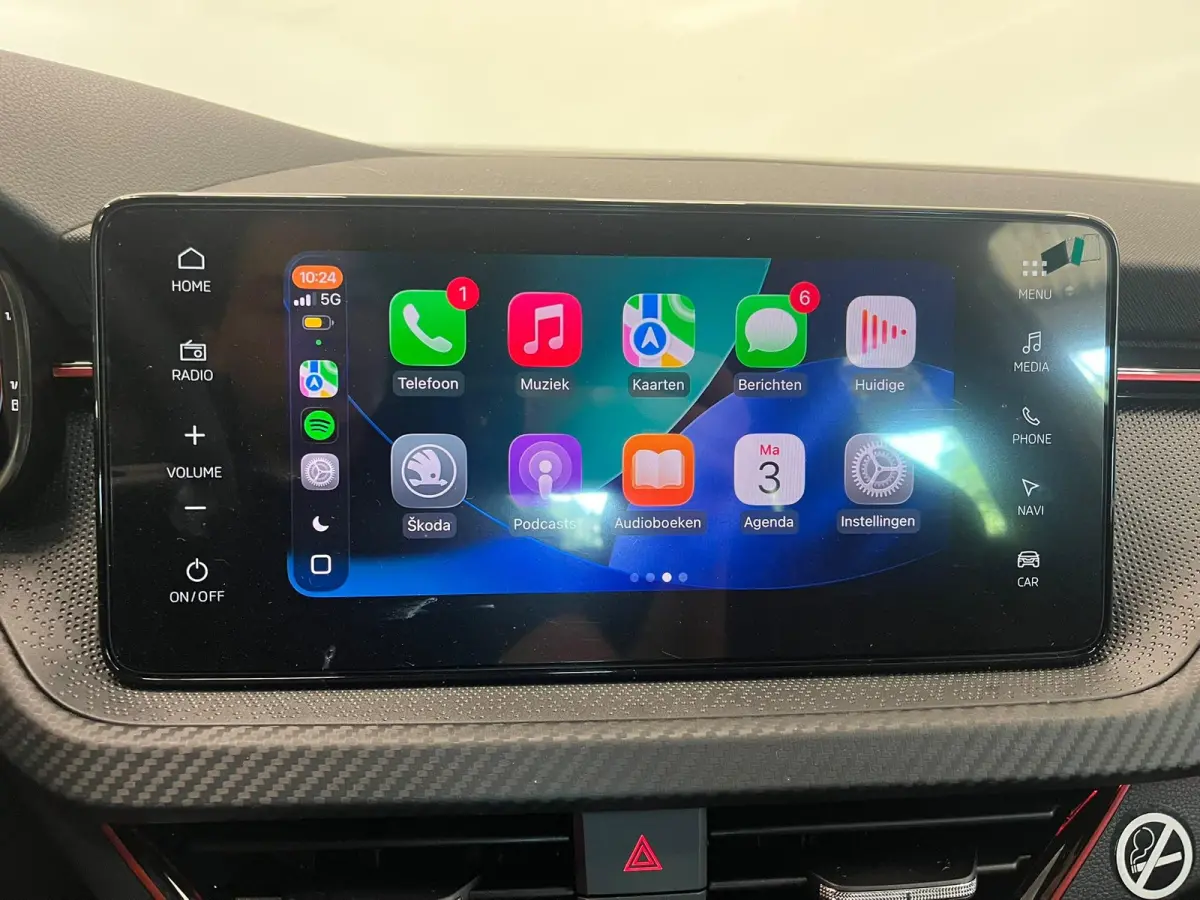 1.0 TSI Monte Carlo Panoramadak Wegklapbare trekhaak Navigatie Apple Carplay Android Auto Camera Parkeerhulp Adaptive Cruise Control Stoel- en stuurverwarming Virtual Cockpit Full Led Climat