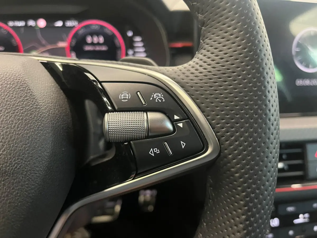 1.0 TSI Monte Carlo Panoramadak Wegklapbare trekhaak Navigatie Apple Carplay Android Auto Camera Parkeerhulp Adaptive Cruise Control Stoel- en stuurverwarming Virtual Cockpit Full Led Climat