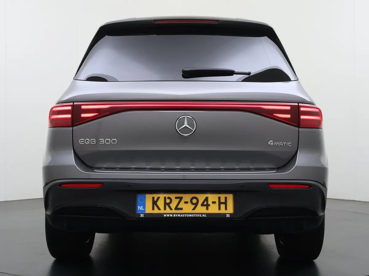 EQB 300 4Matic AMG VAN: 47.900,- VOOR: 45.440,- UW HERFSTVOORDEEL: 2.460,- NIEUW MODEL | SOH 100% | NIGHT PAKKET | 7-PERSOONS | ACHTERUITRIJCAMERA | ADAPTIVE CRUISE CONTROL | ELEKTRISCHE ACH